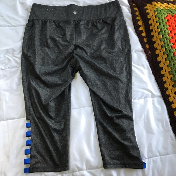 SOLD Livi Active Capri Leggings Gray Cropped - Picture 5 of 5